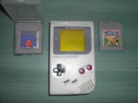 Первая версия Game Boy была двухцветной и выглядела так